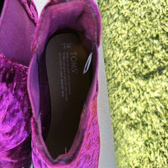 NIB Toms Crushed Velvet Ella Chelsea Boot Cherry Size 7 Whimsigoth - Picture 7 of 10